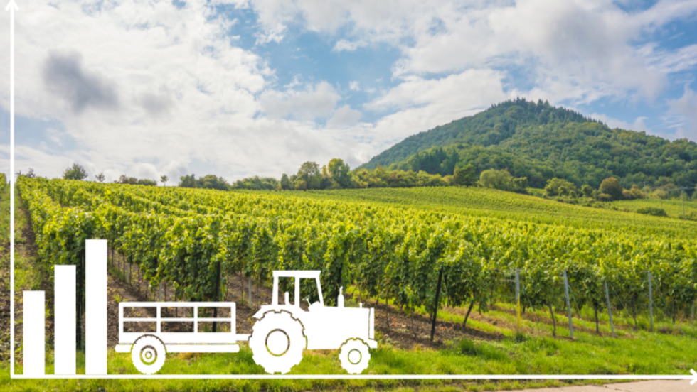 Grafische Abbildung Traktor auf einem Landschaftsbild und Holzstapel