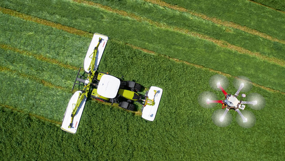Drohne fliegt über Feld