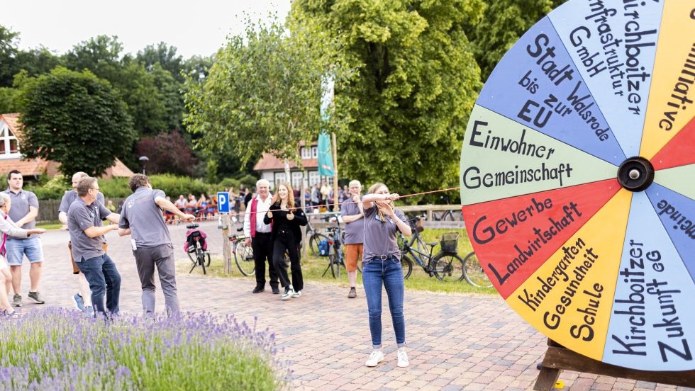 Menschen auf Dorfplatz
