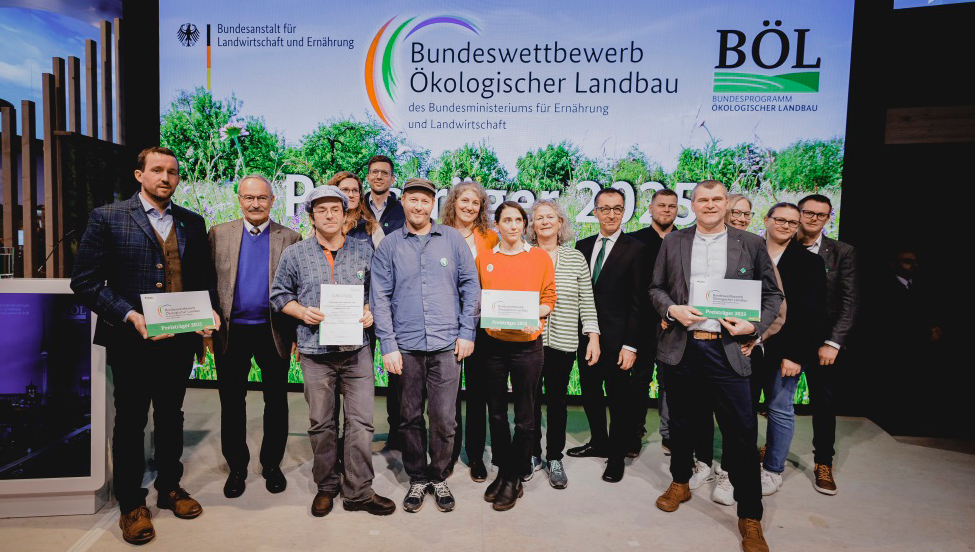 Die Preisträger des Bundeswettbewerbs Ökologischer Landbau 2025 mit Bundeslandwirtschaftsminister Cem Özdemir