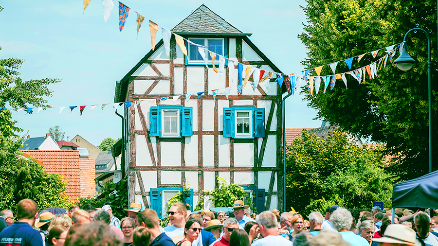 Beim Besuch der Bundesbewertungskommission ist oft das ganze Dorf auf den Beinen, so wie hier in Hünfelden-Mensfelden (Hessen) im Sommer 2023.