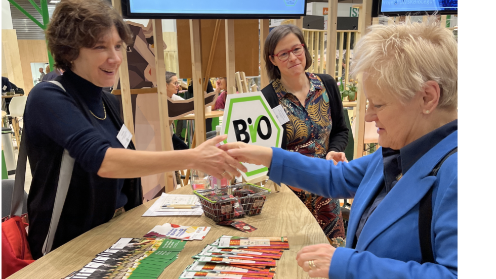       Renate Künast mit Sandra Beck (BLE) und Julia Hochscheid (BLE) am Bio-Siegelstand bei der Grünen Woche 2025 