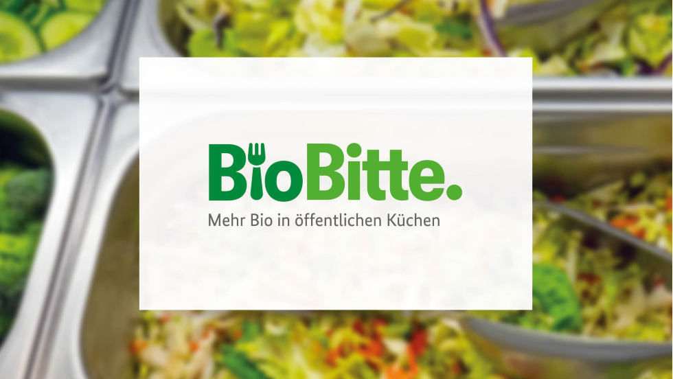 Salatbar mit Aufschrift BioBitte – mehr Bio in öffentlichen Küchen